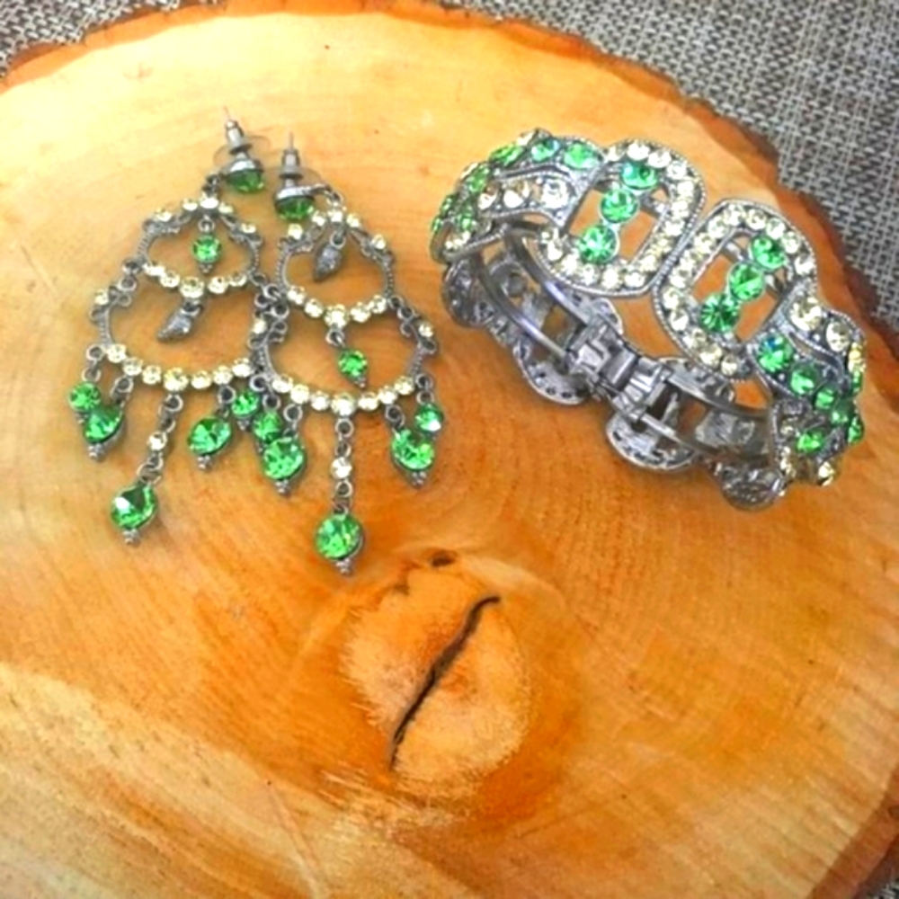 💚 Stunning Faux Emerald and Rhinestone Dangle Earring & Bracelet Set